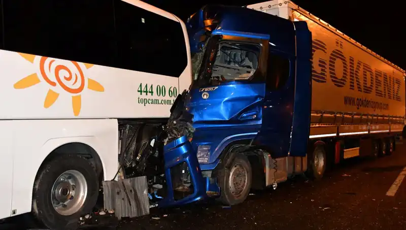 Tur Otobüsü ve Tır Kazası: 13 Yaralı, Şok Edici Görüntüler Ortaya Çıktı