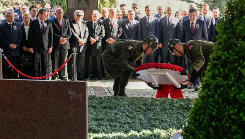 Turgut Özal: Türkiye’nin 8. Cumhurbaşkanı Mezarı Başında Anıldı