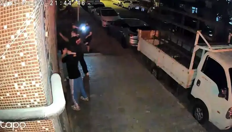 Gençlere Şok: Etek Giydirip Darp Etti, Abinin Selamı Var Dedi!