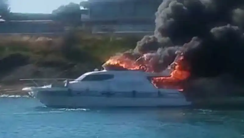 Çeşme Marina'da Yangın: Görülen Manzara Nefes Kestirdi!