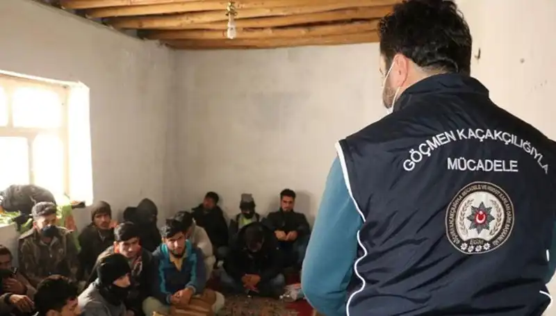 Edirne ve Kırklareli'nde Düzensiz Göçmen Yakalanması: Sınır Güvenliği Artıyor!