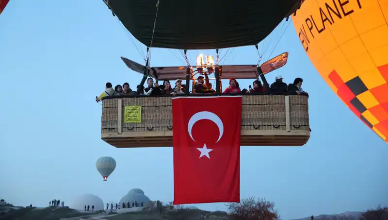 Kapadokya'da 23 Nisan Coşkusu: Balonlar Türk Bayraklarıyla Gökyüzüne Yükseldi