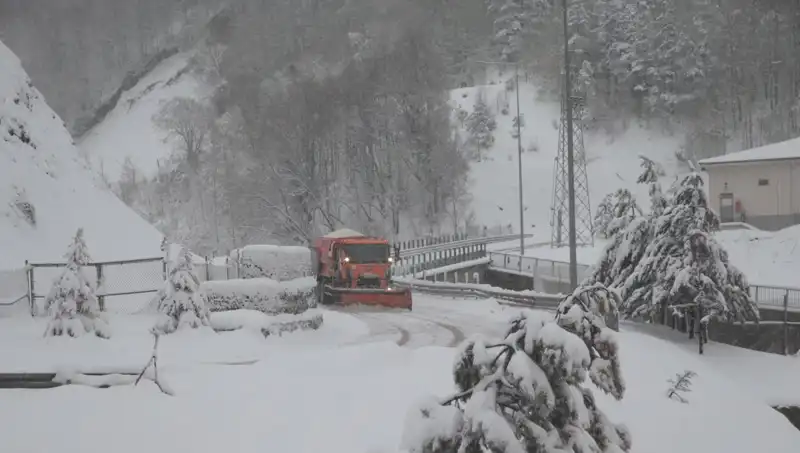 Bolu Dağı’nda Kartpostallık Manzaralar: Kar Yağışı Gün Bade Ediyor!