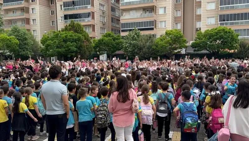 Öğrencilerden Annelerine Duygulandıran Yürek Duygusu: Sürpriz Hediye
