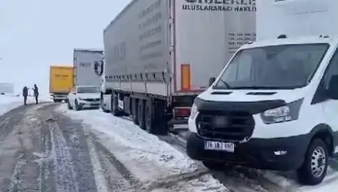 Kars-Ardahan Karayolunda Kar Yağışı: TIR'lar Karda Saplandı!