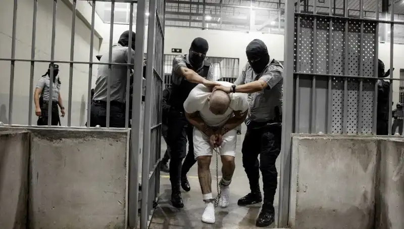 El Salvador'da Göçmen Krizi: Trump'ın Cehennem Kararına Tepkiler Artıyor