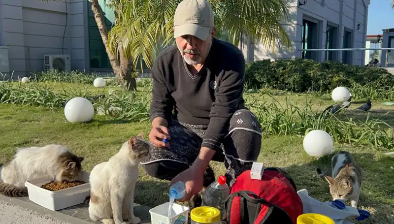 59 Yaşındaki Adamın Merhameti, Günde 8 Kilometre Yürüyerek Hikaye Oluyor