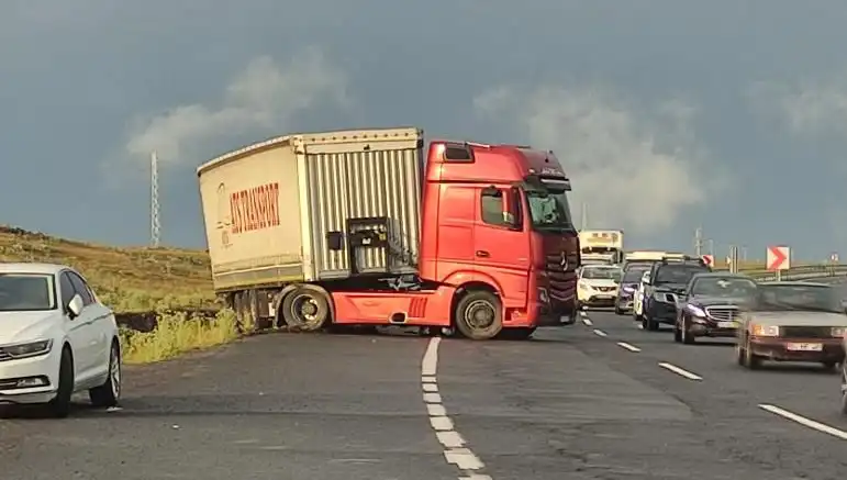 TIR Kaydı Krizi: Yol Kapandı, Uzun Kuyruklar ve Bekleyişin Zorluğu