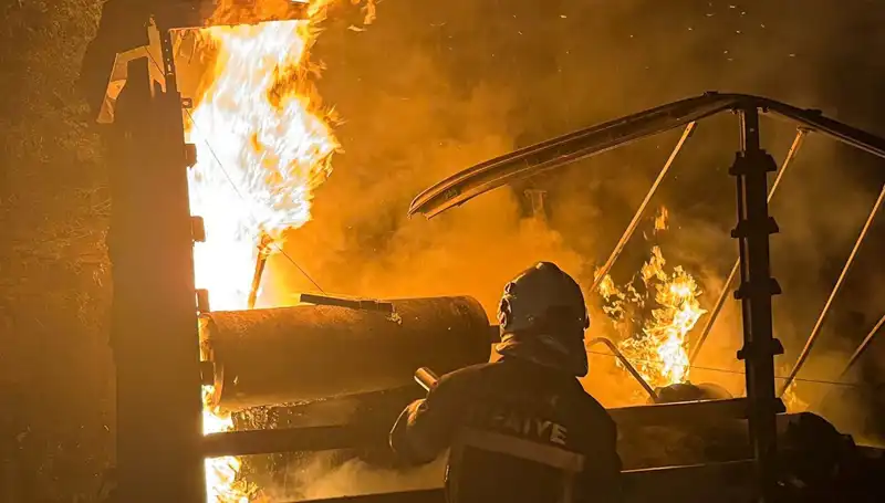 Tırda Başlayan Yangın Doğayı Tehdit Etti: Ağaçlar Kül Oldu