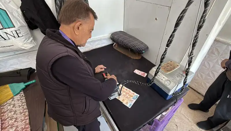 Terzi Ahmet'in İlginç Yöntemi: Aldığı Ve Verdiği Paraları Ütülüyor