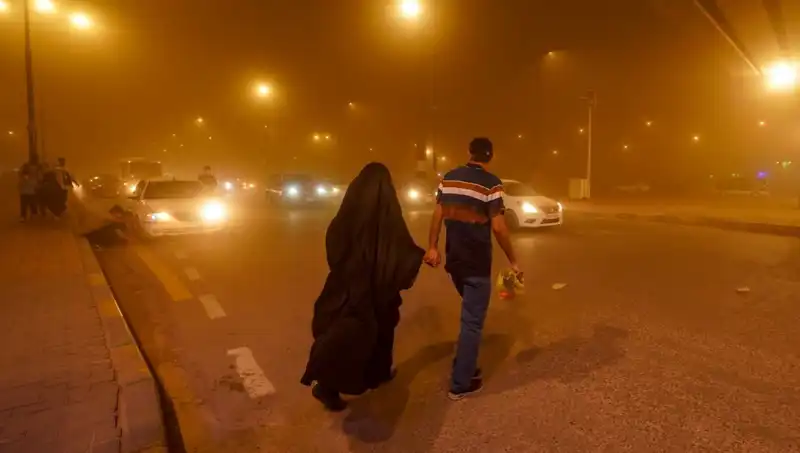 Irak'ta Kum Fırtınası: Hava Seyahatinde Tarihi Kesintiler ve Sağlık Krizi