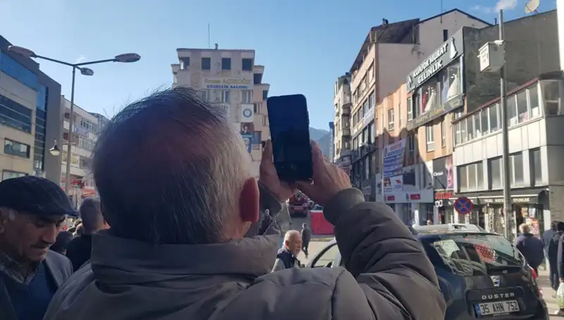 Çatıya Çıkan Kişiyi Görüntülemek İçin Yarışan Seyirciler!