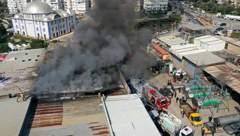 İzmir'de Oto Lastikçide Patlayan Yangın, Çevreye Korku Salladı
