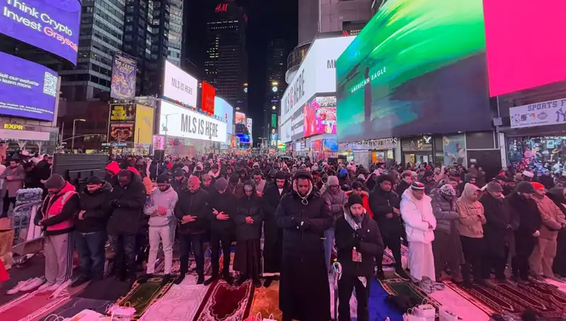 New York Times Meydanı’nda İlk Teravih Namazı Coşkusu