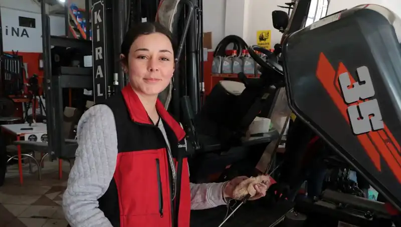 Melike Hanım, Sanayinin Tek Kadın Çalışanı: Forklift Servisinde Çıraklık Yapıyor