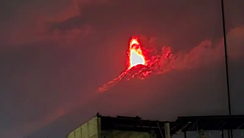 Fuego Yanardağı'nın Patlaması: 30 Bin Kişi İçin Tahliye Süreci Başladı